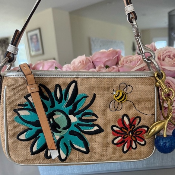Coach vintage 2005 embroidered shoulder bag
Embroidered w/flowers & bee - Picture 1 of 17